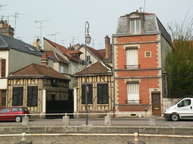  le long du canal